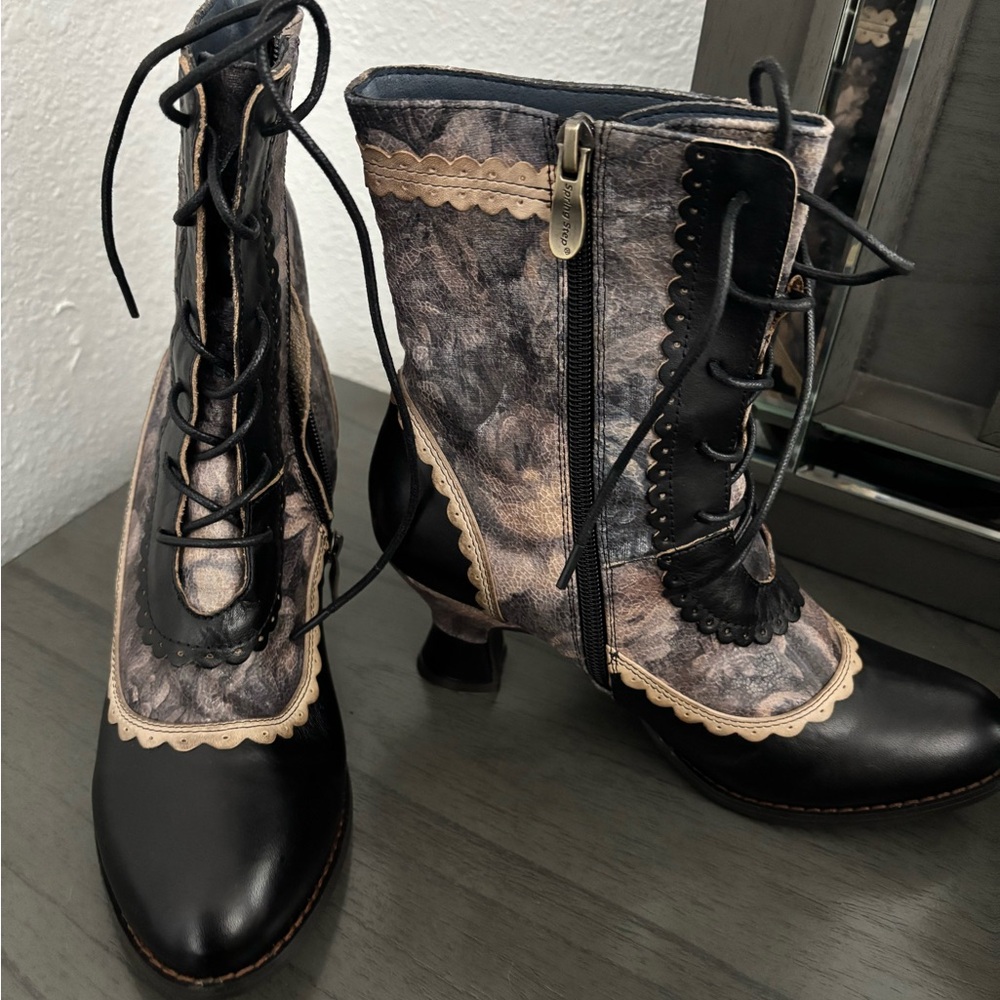 BEWITCH FLORAL BOOTS - SIZE 7 1/2